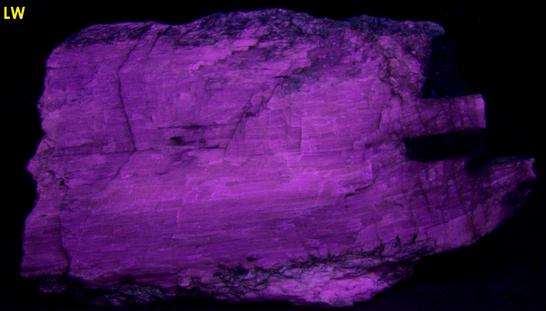 fluorescent AGRELLITE, pink EUDIALYTE - Kipawa alkaline complex, Les Lacs-du-Temiscamingue, Temiscamingue RCM, Abitibi-Temiscamingue, Quebec, Canada