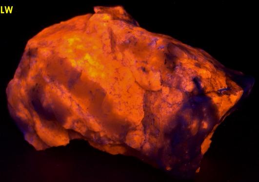 LW SW fluorescent Sodalite, tenebrescent, Ilimaussaq, Narsaq, Kujalleq, Kitaa, Greenland