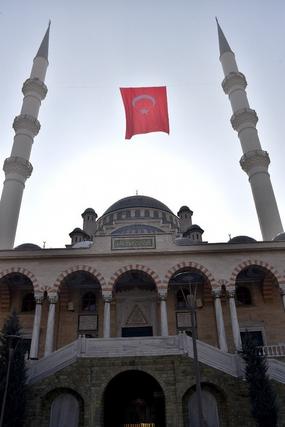 Kurban Bayramı Türk Bayrağı ve cami Mehmet Gezer
