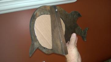 How to make a hand carved Shark picture frame. Check out all of our nautical DIY craft ideas. www.DIYeasycrafts.com