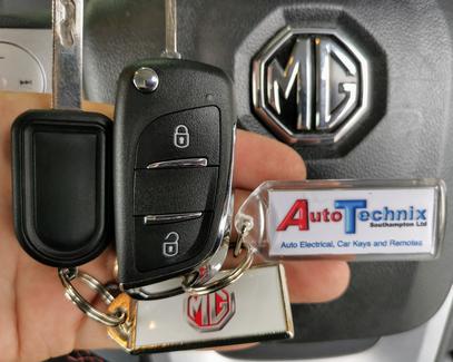 Picture showing Chinese MG Saic remote flip keys and manual key for MG3 models