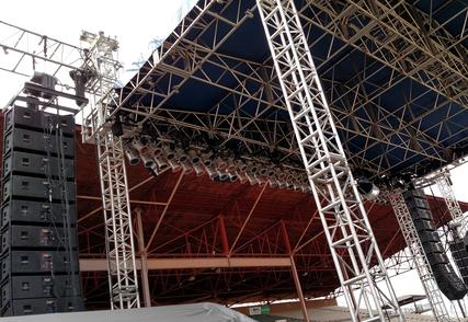 120 Par64 cans in this rig and one of them was loaded with an RP64 Par64 LED replacement lamp
