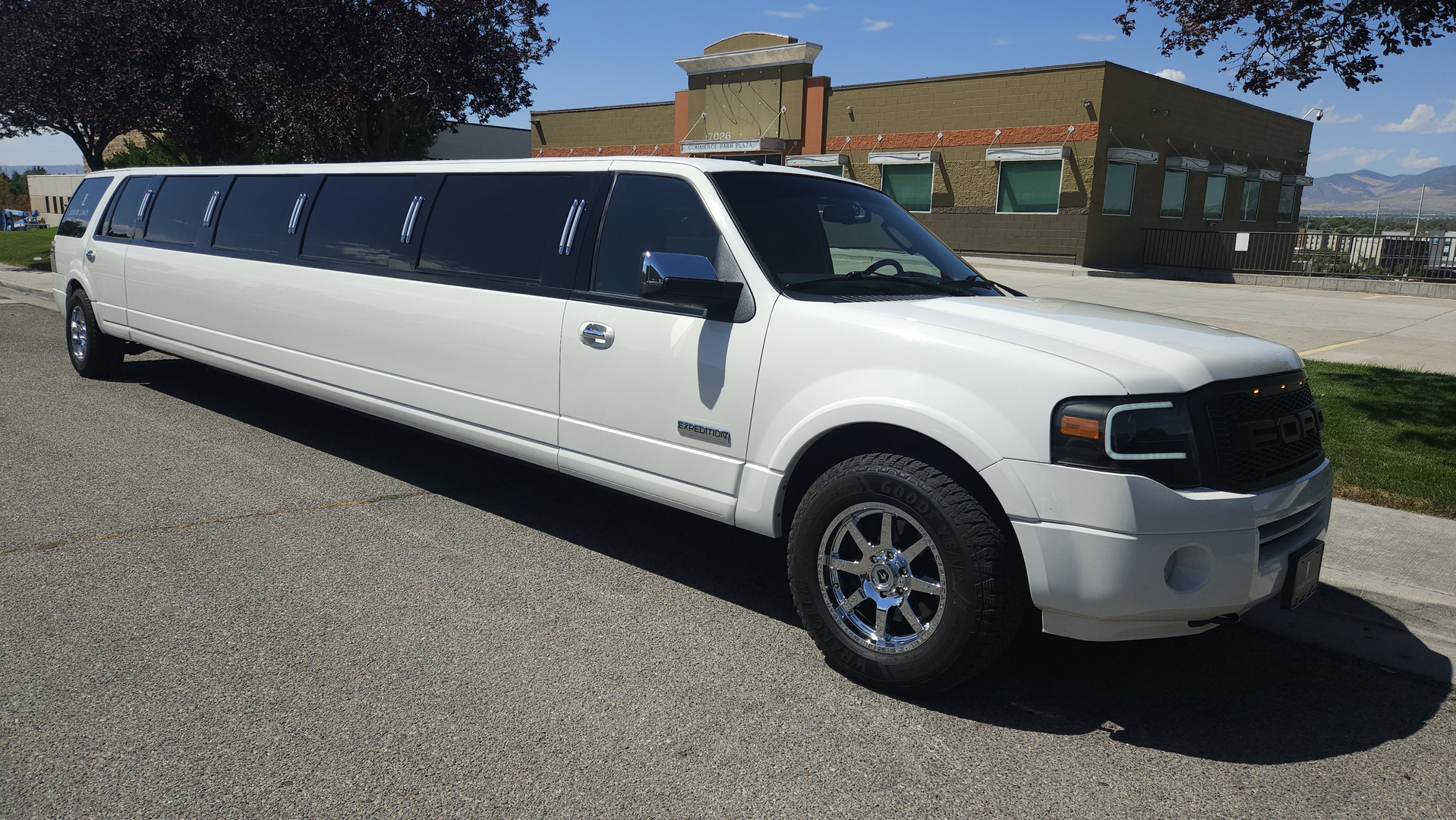 トップス limo limo Expedition Limousine - Executive Limousine & Shuttle Service