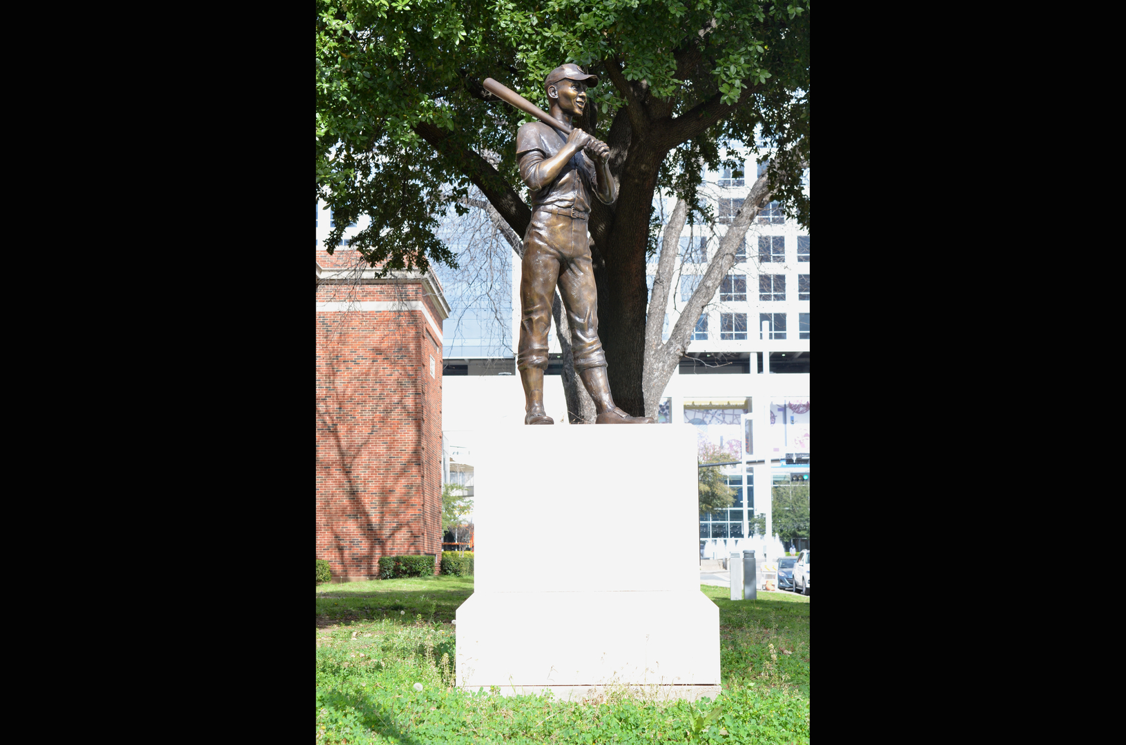 Hometown legend Ernie Banks immortalized at Booker T. Washington High  School - Dallas Examiner