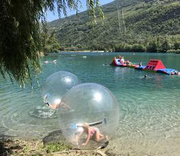 Course d'obstacle aquatique Water Walker Les Iles de Sion parcours bubble