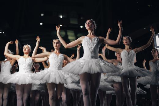 bailarinas dançando com tutu branco