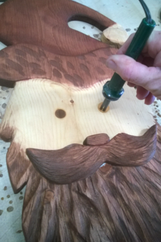 How to easily make this wood Santa Face Christmas Decoration. FREE step by step instructions. www.DIYeasycrafts.com