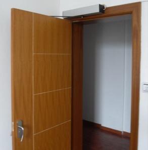 Automatic swing door