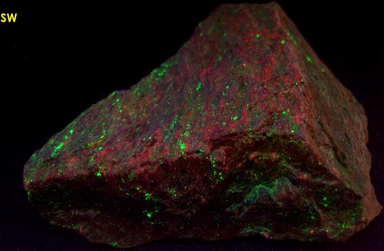 CALCOZINCITE CALCITE SUSSEXITE ZINCITE, FRANKLINITE, SERPENTINE - Sterling Mine, Sterling Hill, Ogdensburg, Franklin Mining District, Sussex County, New Jersey, USA