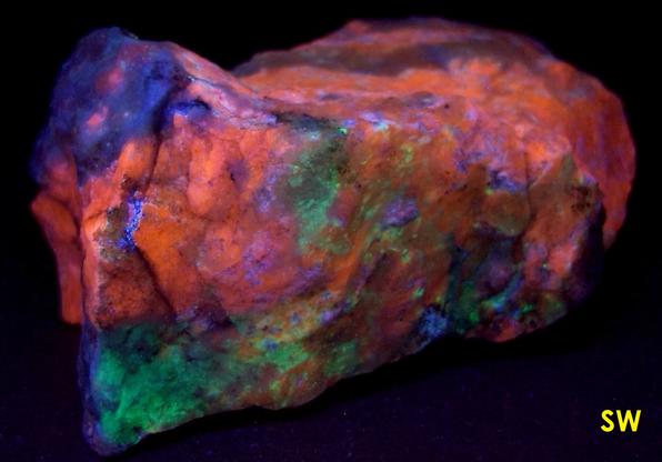 LW SW fluorescent Sodalite, tenebrescent, Ilimaussaq, Narsaq, Kujalleq, Kitaa, Greenland
