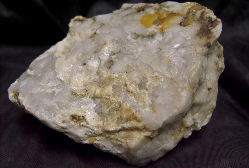 fluorescent SCHEELITE, QUARTZ, carbonates - Furniss Mine, Concord, Cabarrus County, North Carolina, USA - for sale