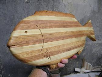 How to easily make a Blackfish shaped nautical cutting board. These butchers block cutting boards are easy to craft and make great gifts. Free step by step instructions. www.DIYeasycrafts.com