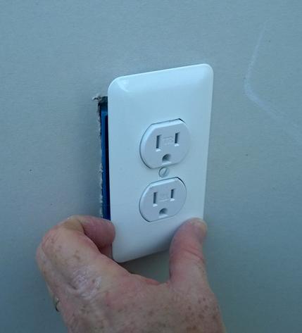 DIY Electric Outlet Wall Safe. Looks like any standard electrical outlet but hides a secret compartment. www.DIYeasycrafts.com