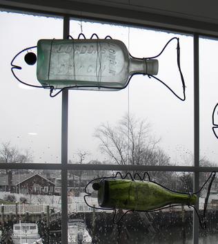 How to make DIY Hanging Bottle Fish Art from any old bottle and some wire. www.DIYeasycrafts.com