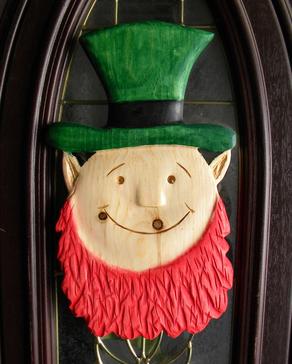 How to easily make a carved wood Leprechaun St. Patricks Day decoration. FREE step by step instructions. www.DIYeasycrafts.com