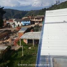 Cubierta con teja super termoacustica blanca y teja translucida en policarbonato LTA. Covarachia, Boyaca, Colombia