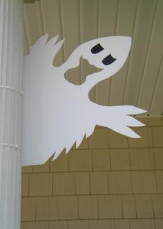 Easy, inexpensive, weatherproof Halloween Ghost decorations. www.DIYeasycrafts.com