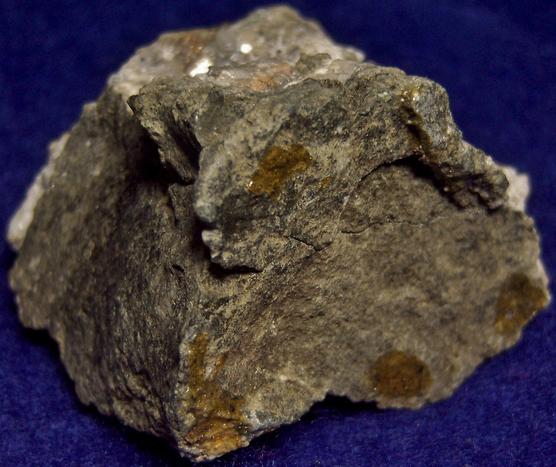 CHABAZITE-Ca, CHALCOPYITE, PYRIE, PYROLUSITE, fluorescent CALCITE - Upper New Street Quarry (Burger's Quarry), Paterson, Passaic County, New Jersey, USA - ex Fred J Parker "Parker Minerals"