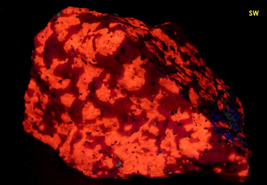 Crazy Calcite - fluorescent DOLOMITE, CALCITE, ARAGONITE, phosphorescent WILLEMITE, DIOPSIDE, FRANKLINITE, ZINCITEFranklin, Franklin Mining District, Sussex County, New Jersey, USA