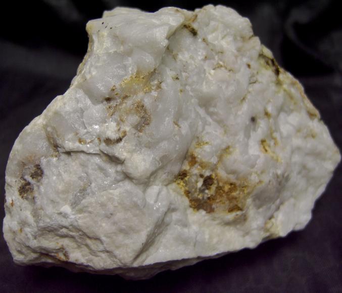 fluorescent SCHEELITE, QUARTZ, carbonates - Furniss Mine, Concord, Cabarrus County, North Carolina, USA