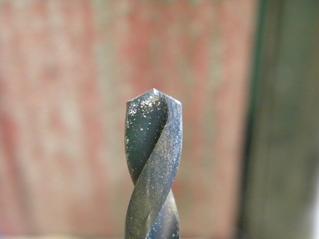 How to easily sharpen drill bits. FREE step by step instructions. www.DIYeasycrafts.com