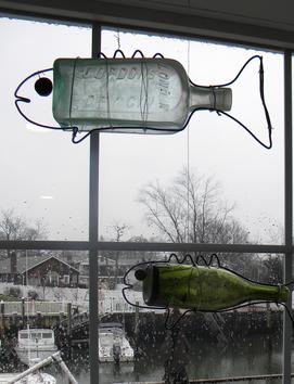 How to make DIY Hanging Bottle Fish Art from any old bottle and some wire. www.DIYeasycrafts.com