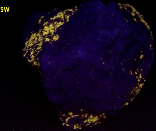 fluorescing NORBERGITE, FLUOROPHLOGOPITE, GRAPHITE, CALCITE - Franklin Quarry (Braens Quarry; Moses Bigelow Quarry; Farber Quarry), Franklin Marble, Franklin, Franklin Mining District, Sussex County, New Jersey, USA