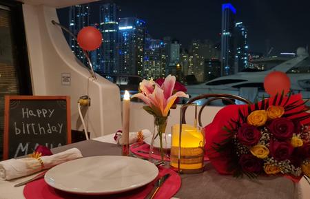 رحلة بحرية في دبي مع العشاء