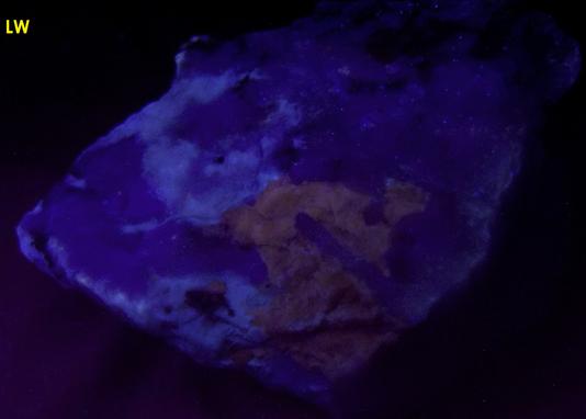 fluorescent SCHEELITE, QUARTZ, carbonates - Furniss Mine, Concord, Cabarrus County, North Carolina, USA