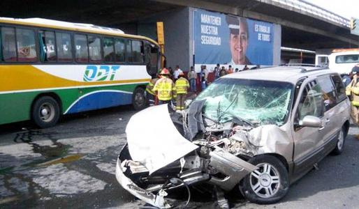 Accidente de camión remolque semiremolque y 18 ruedas