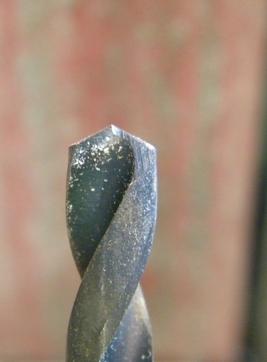 How to easily sharpen drill bits. FREE step by step instructions. www.DIYeasycrafts.com