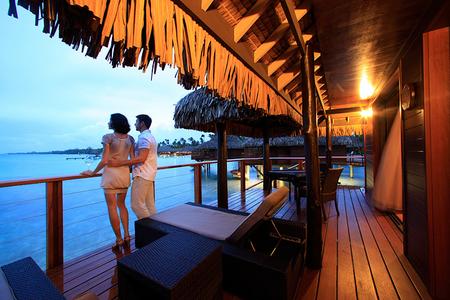 Hotel Kia Ora Resort & Spa: Overwater bungalow balcony