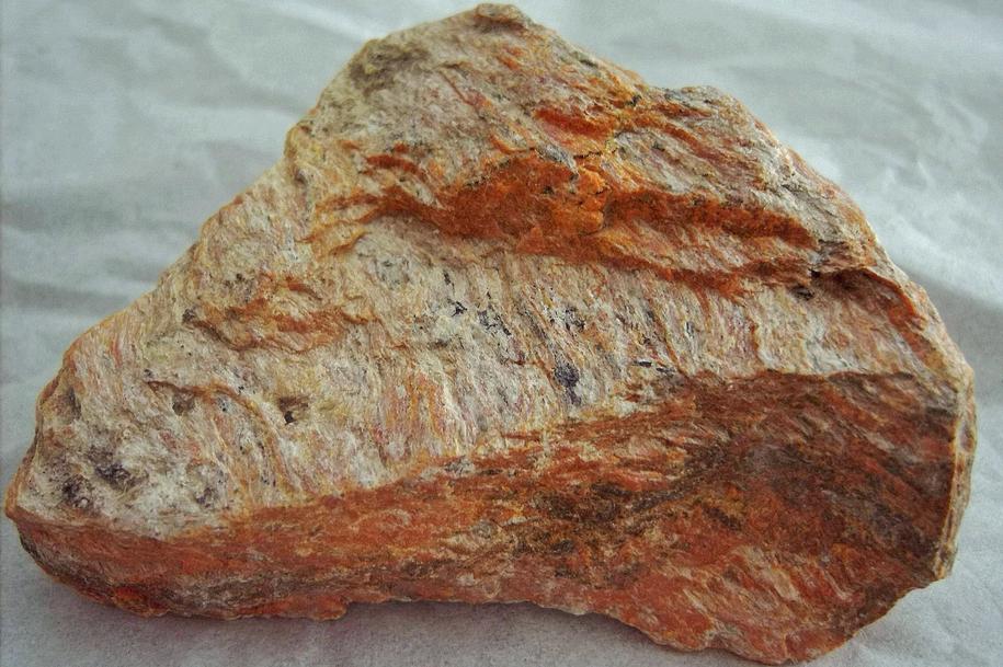 CALCOZINCITE CALCITE SUSSEXITE ZINCITE, FRANKLINITE, SERPENTINE - Sterling Mine, Sterling Hill, Ogdensburg, Franklin Mining District, Sussex County, New Jersey, USA