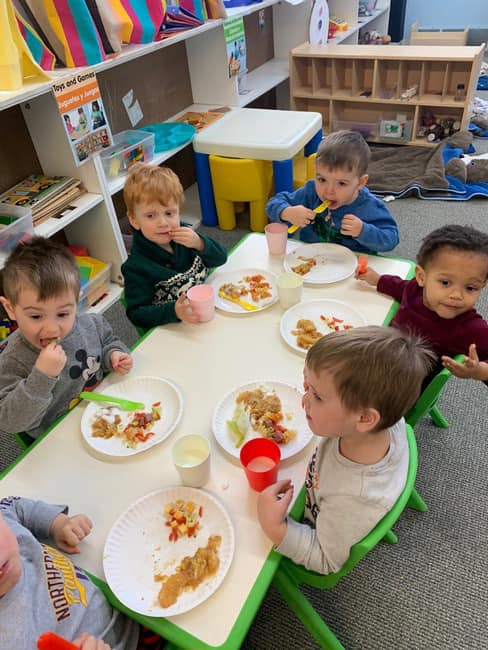 kids eating lunch at preschool
