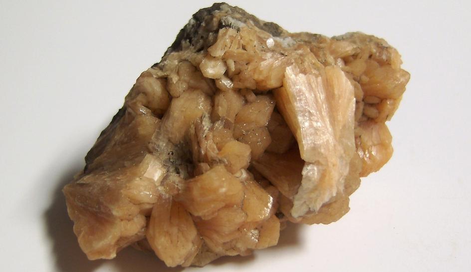 STILBITE, QUARTZ- O & G Woodbury Traprock Quarry (Orenaug Quarry; O & G No. 1 Quarry), Orenaug Hills, Woodbury, Litchfield Co., Connecticut, USA - ex Bill Barrett, ex Karenne Snow