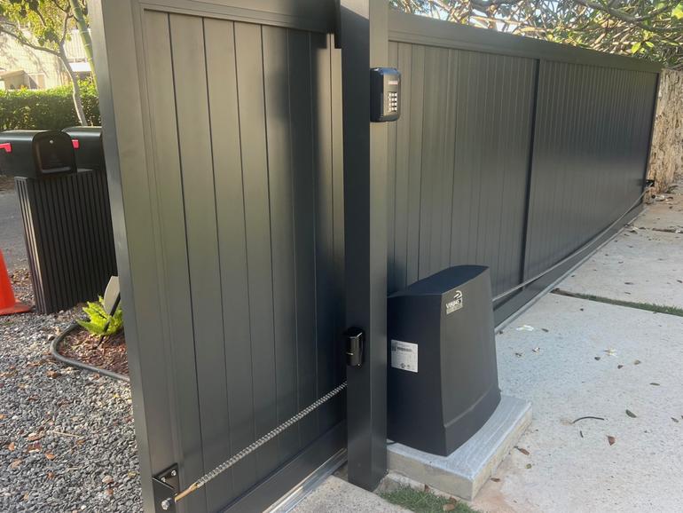 Island Style Gates, Aluminum gates Hawaii, Driveway gate Honolulu, Privacy Gates Oahu, Custom Gates Oahu, Automatic Gates Hawaii, modern aluminum driveway gates