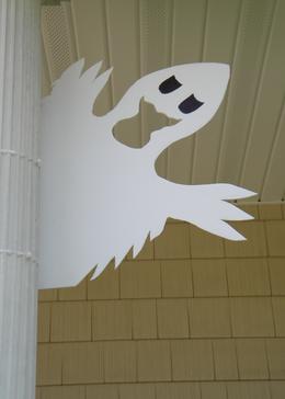 Easy, inexpensive, weatherproof Halloween Ghost decorations. www.DIYeasycrafts.com
