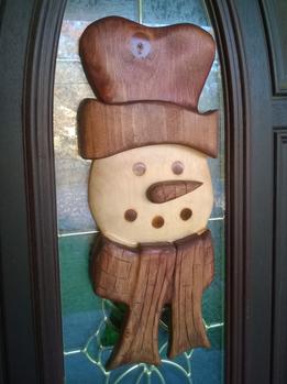 How to easily make this wood Frosty snowman Christmas Decoration. FREE step by step instructions. www.DIYeasycrafts.com