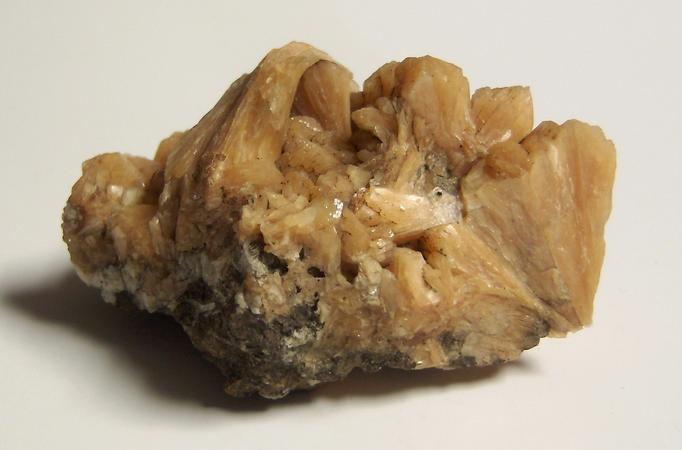 STILBITE, QUARTZ- O & G Woodbury Traprock Quarry (Orenaug Quarry; O & G No. 1 Quarry), Orenaug Hills, Woodbury, Litchfield Co., Connecticut, USA - ex Bill Barrett, ex Karenne Snow