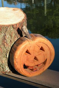 Easy DIY Halloween Firewood Pumpkin Decoration. www.DIYeasycrafts.com