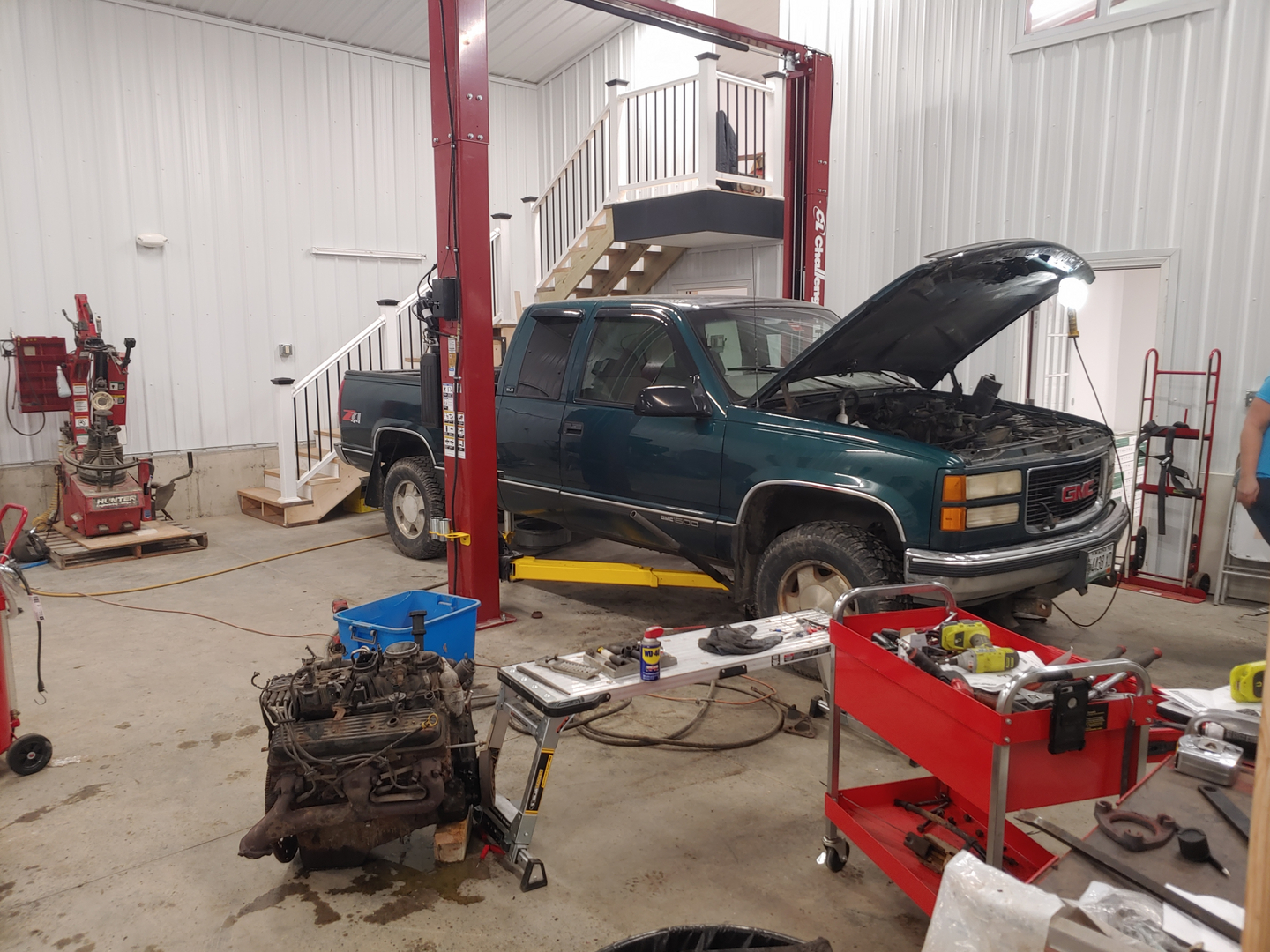 Bug-N-Joe's Automotive Service LLC. logo
