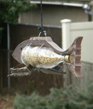 DIY Fish shaped Bird Feeder made from a bottle. Check out our other nautical and beach decor DIY projects. www.DIYeasycrafts.com