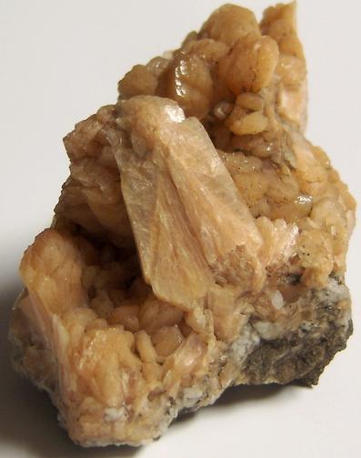 STILBITE, QUARTZ- O & G Woodbury Traprock Quarry (Orenaug Quarry; O & G No. 1 Quarry), Orenaug Hills, Woodbury, Litchfield Co., Connecticut, USA - ex Bill Barrett, ex Karenne Snow