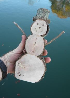 How to make a firewood snowman Christmas decoration. www.DIYeasycrafts.com