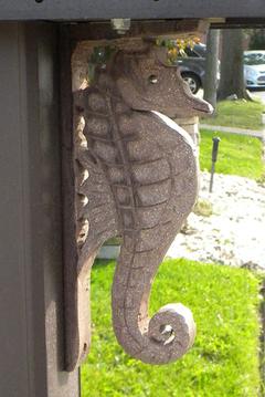 DIY Seahorse Nautical mailbox bracket. Check out all of our Easy DIY nautical crafts. www.DIYeasycrafts.com