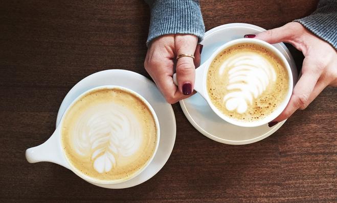 mãos segurando xícara de café