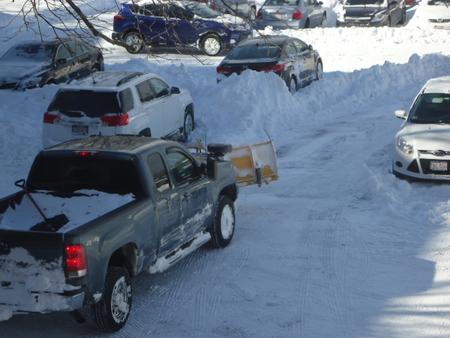 Presentato Landscaping pick up truck plowing snow.