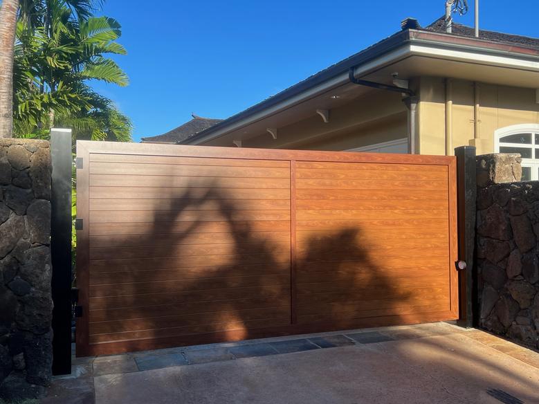 Island Style Gates, Aluminum gates Hawaii, Driveway gate Honolulu, Privacy Gates Oahu, Custom Gates Oahu, Automatic Gates Hawaii, modern aluminum driveway gates