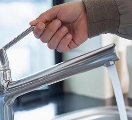 A faucet that needs a plumber in Arlington, TX