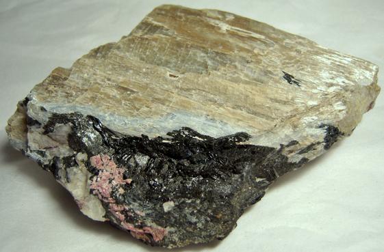 fluorescent AGRELLITE, PECTOLITE, EUDIALYTE, AMPHIBOLE, thorium salts, Kipawa alkaline complex, Les Lacs-du-Temiscamingue, Temiscamingue RCM, Abitibi-Temiscamingue, Quebec, Canada - ex Borden